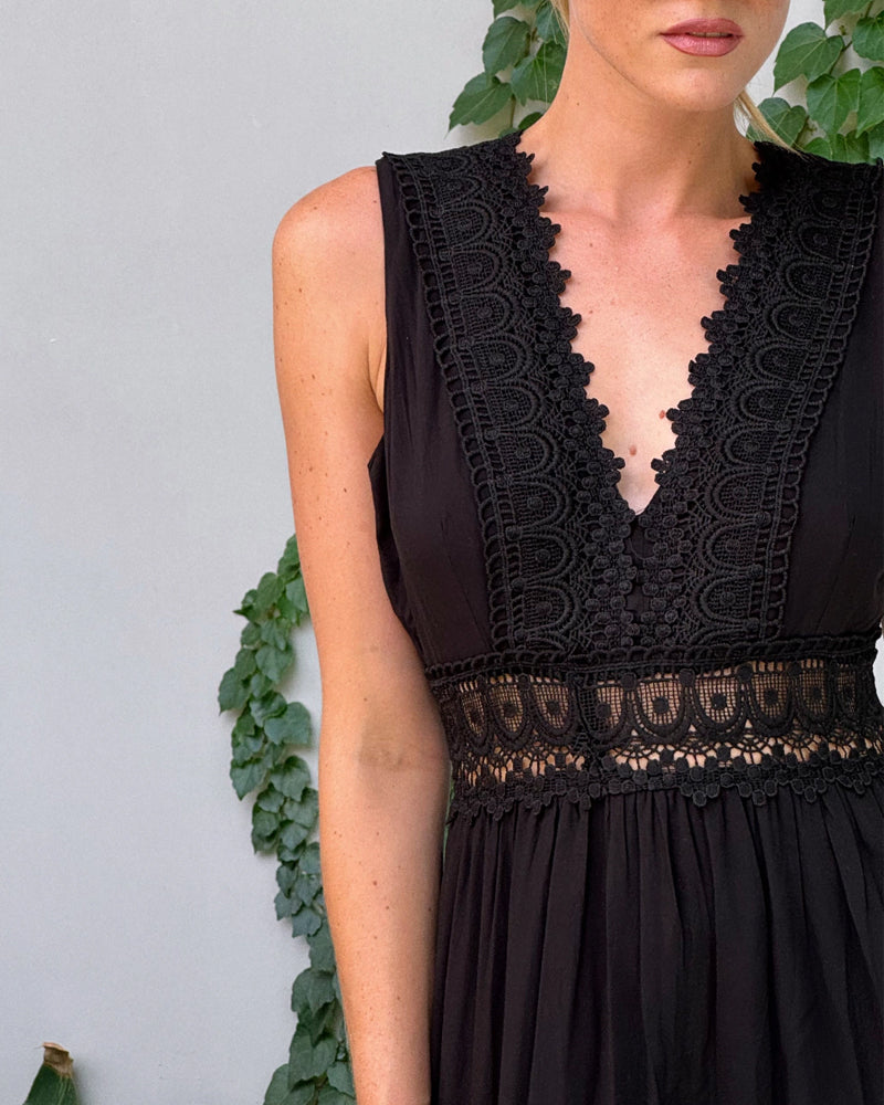LIVA™ | Ærmeløs midi-kjole i boho-stil med blondedetaljer