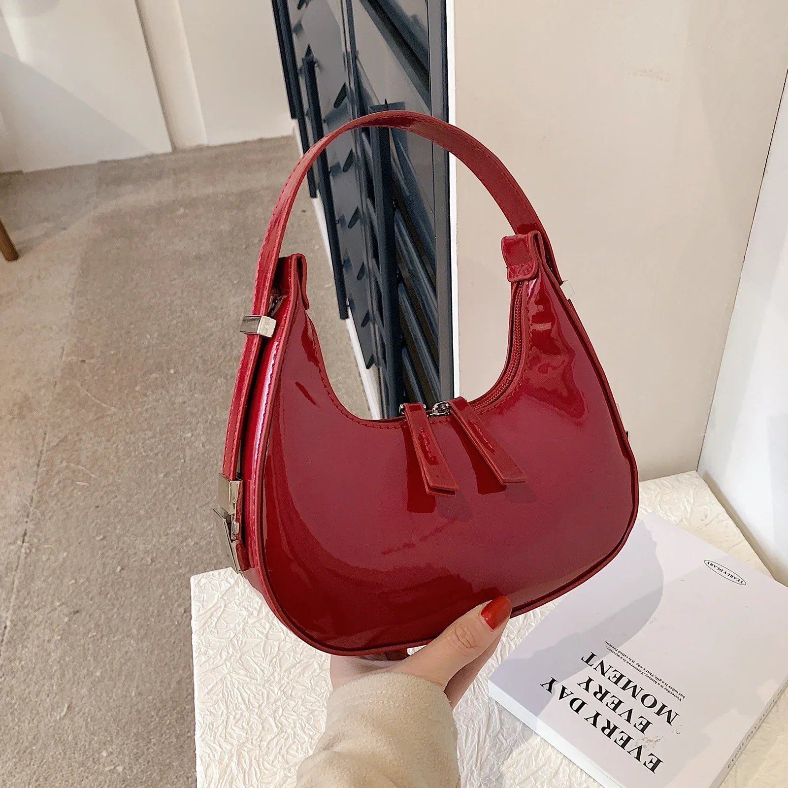 Danica | Rød Mini Skuldertaske i Glansfuldt Design