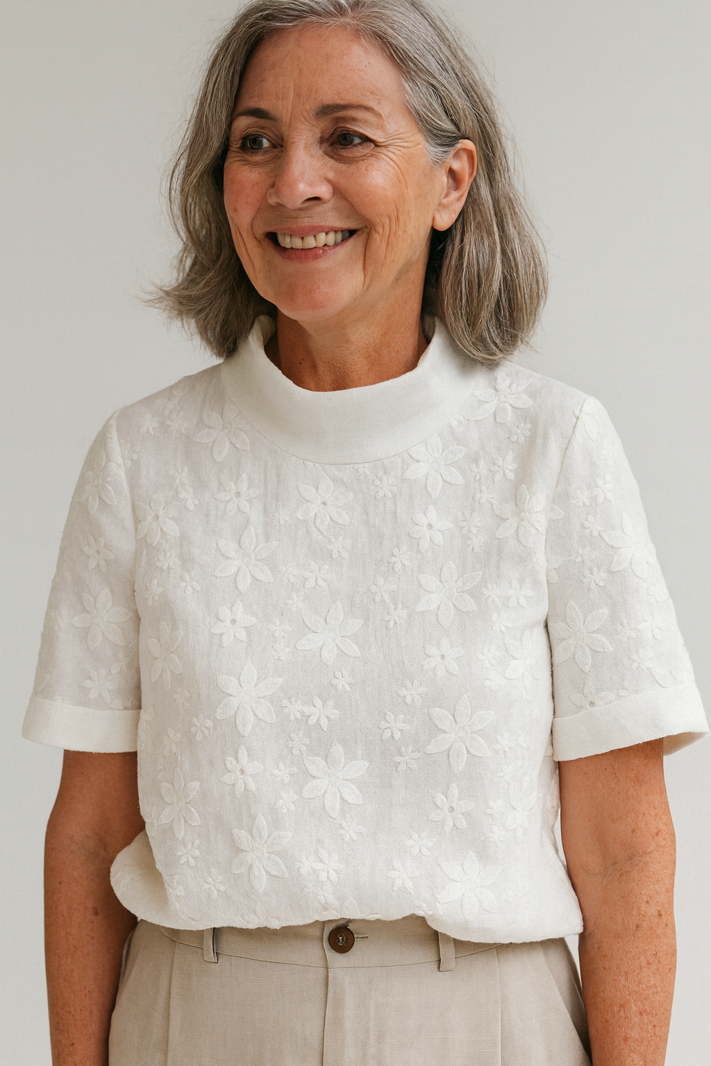 HELLE™ | Bluse med broderet enkel stående krave